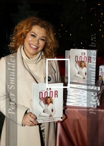 Bunnik 4 februari 2021
Boekpresentatie Antje Monteiro . Romy ontvangt het eerste boek.