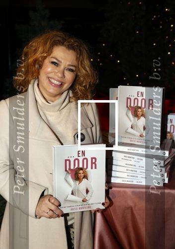 Bunnik 4 februari 2021
Boekpresentatie Antje Monteiro . Romy ontvangt het eerste boek.