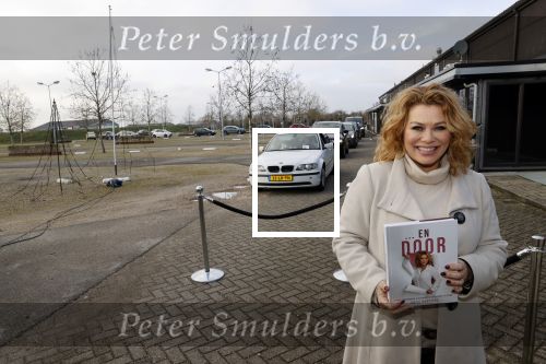 Bunnik 4 februari 2021
Boekpresentatie Antje Monteiro . Romy ontvangt het eerste boek.