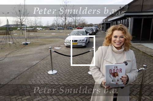 Bunnik 4 februari 2021
Boekpresentatie Antje Monteiro . Romy ontvangt het eerste boek.