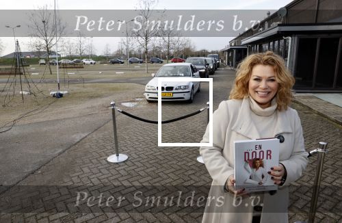 Bunnik 4 februari 2021
Boekpresentatie Antje Monteiro . Romy ontvangt het eerste boek.
