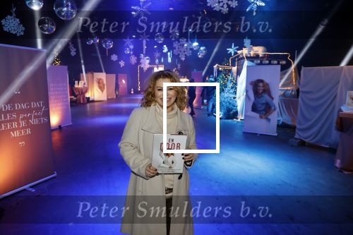 Bunnik 4 februari 2021
Boekpresentatie Antje Monteiro . Romy ontvangt het eerste boek.