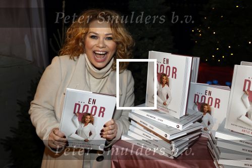 Bunnik 4 februari 2021
Boekpresentatie Antje Monteiro . Romy ontvangt het eerste boek.