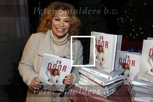 Bunnik 4 februari 2021
Boekpresentatie Antje Monteiro . Romy ontvangt het eerste boek.