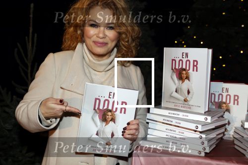 Bunnik 4 februari 2021
Boekpresentatie Antje Monteiro . Romy ontvangt het eerste boek.