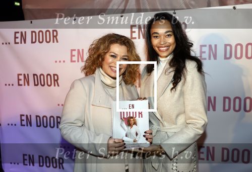 Bunnik 4 februari 2021
Boekpresentatie Antje Monteiro . Romy ontvangt het eerste boek.