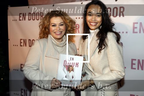 Bunnik 4 februari 2021
Boekpresentatie Antje Monteiro . Romy ontvangt het eerste boek.