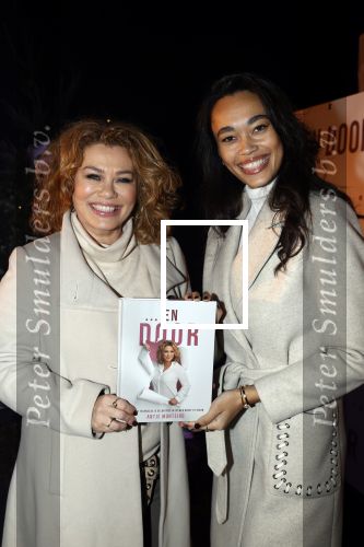 Bunnik 4 februari 2021
Boekpresentatie Antje Monteiro . Romy ontvangt het eerste boek.