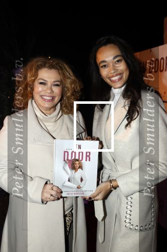 Bunnik 4 februari 2021
Boekpresentatie Antje Monteiro . Romy ontvangt het eerste boek.