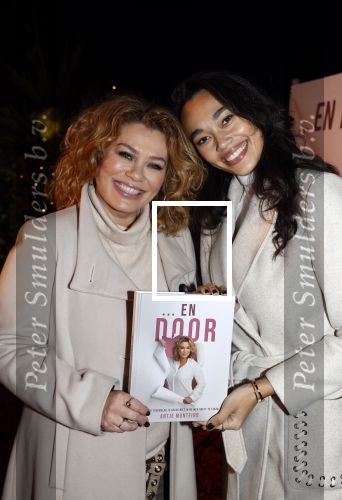 Bunnik 4 februari 2021
Boekpresentatie Antje Monteiro . Romy ontvangt het eerste boek.