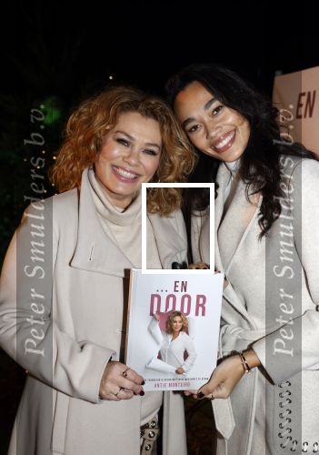 Bunnik 4 februari 2021
Boekpresentatie Antje Monteiro . Romy ontvangt het eerste boek.