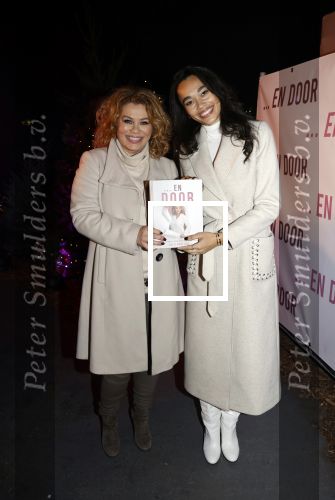Bunnik 4 februari 2021
Boekpresentatie Antje Monteiro . Romy ontvangt het eerste boek.