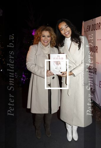 Bunnik 4 februari 2021
Boekpresentatie Antje Monteiro . Romy ontvangt het eerste boek.