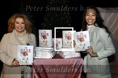 Bunnik 4 februari 2021
Boekpresentatie Antje Monteiro . Romy ontvangt het eerste boek.