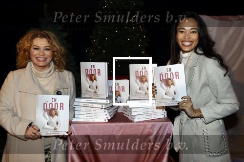 Bunnik 4 februari 2021
Boekpresentatie Antje Monteiro . Romy ontvangt het eerste boek.
