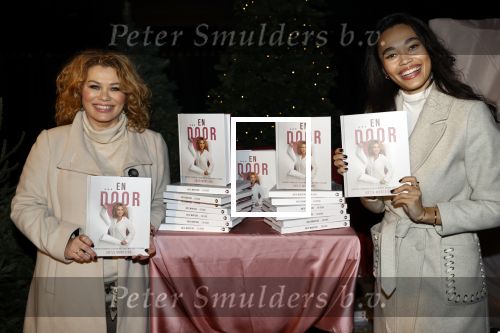 Bunnik 4 februari 2021
Boekpresentatie Antje Monteiro . Romy ontvangt het eerste boek.