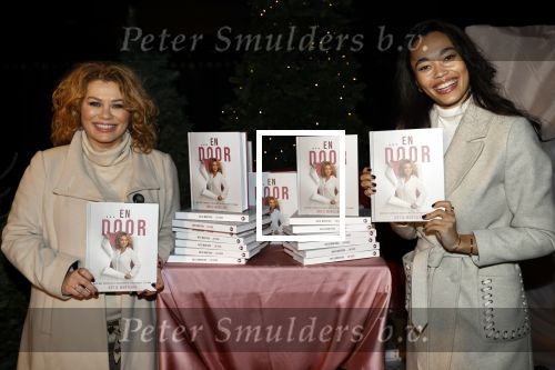 Bunnik 4 februari 2021
Boekpresentatie Antje Monteiro . Romy ontvangt het eerste boek.