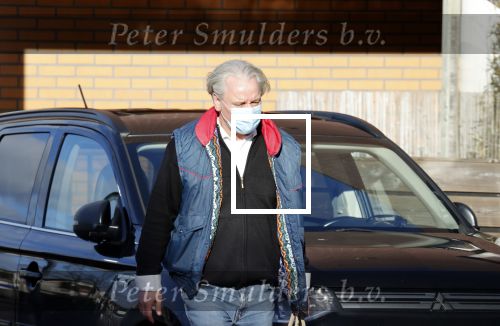 Aalsmeer 13 januari 2021
Nick Dijkman aan de deur bij Bonnie st Claire.
Haar man Arne Jan Jongebloed doet boodschappen