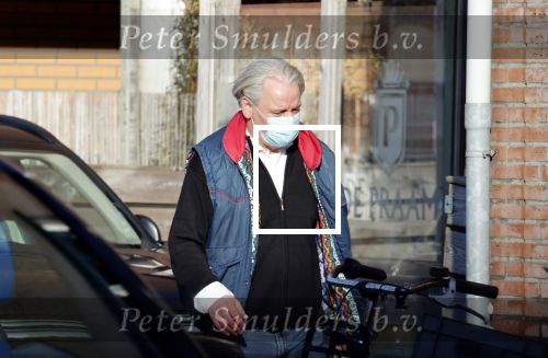 Aalsmeer 13 januari 2021
Nick Dijkman aan de deur bij Bonnie st Claire.
Haar man Arne Jan Jongebloed doet boodschappen