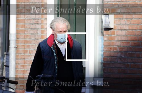 Aalsmeer 13 januari 2021
Nick Dijkman aan de deur bij Bonnie st Claire.
Haar man Arne Jan Jongebloed doet boodschappen