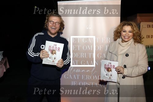 Bunnik 4 februari 2021
Boekpresentatie Antje Monteiro . Romy ontvangt het eerste boek. Bastiaan Ragas
