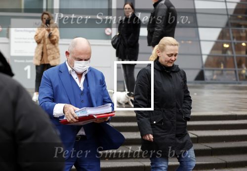 Utrecht 2 februari 2021
Rechtszaak Rachel Hazes tegen haar oude PA Marieke v Beek . Royce de Vries is de advocaat van Rachel. Marieke heeft advocaat Bernhard Tomlow. Ricardo Klaverdijk Big Willem v Boxtel en Jacqueline v d Gijp waren aanwezig.