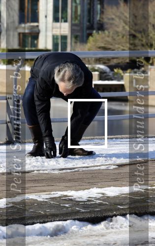 Amsterdam 11 februari 2021
Bert Kuizenga gooit een sneewbal naar mij.