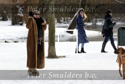 Amsterdam 9 februari 2021
Claudia Schoemacher met hond in het vondelpark. Het vondelpark is wit van de sneeuw.