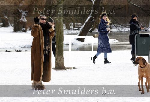 Amsterdam 9 februari 2021
Claudia Schoemacher met hond in het vondelpark. Het vondelpark is wit van de sneeuw.