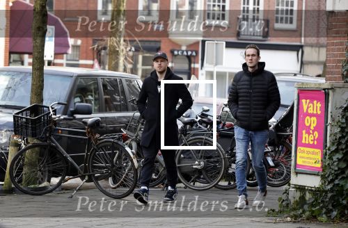 Amsterdam 26 januari 2021
Davy Klaassen met een kennis op straat in Amsterdam zuid. Davy woont in een appartement in Amsterdam zuid.
