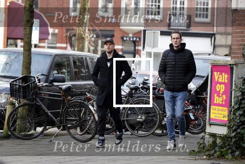 Amsterdam 26 januari 2021
Davy Klaassen met een kennis op straat in Amsterdam zuid. Davy woont in een appartement in Amsterdam zuid.