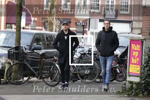 Amsterdam 26 januari 2021
Davy Klaassen met een kennis op straat in Amsterdam zuid. Davy woont in een appartement in Amsterdam zuid.