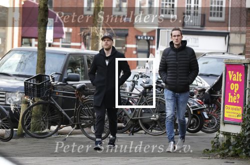 Amsterdam 26 januari 2021
Davy Klaassen met een kennis op straat in Amsterdam zuid. Davy woont in een appartement in Amsterdam zuid.