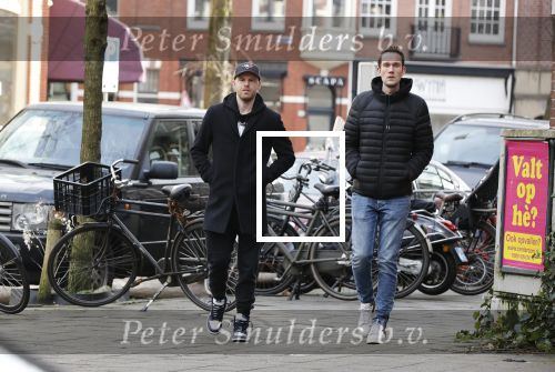 Amsterdam 26 januari 2021
Davy Klaassen met een kennis op straat in Amsterdam zuid. Davy woont in een appartement in Amsterdam zuid.