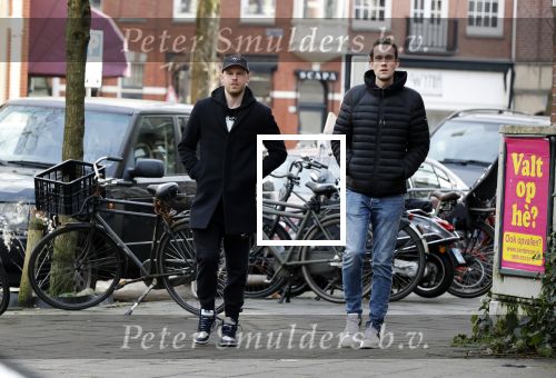 Amsterdam 26 januari 2021
Davy Klaassen met een kennis op straat in Amsterdam zuid. Davy woont in een appartement in Amsterdam zuid.