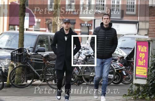 Amsterdam 26 januari 2021
Davy Klaassen met een kennis op straat in Amsterdam zuid. Davy woont in een appartement in Amsterdam zuid.