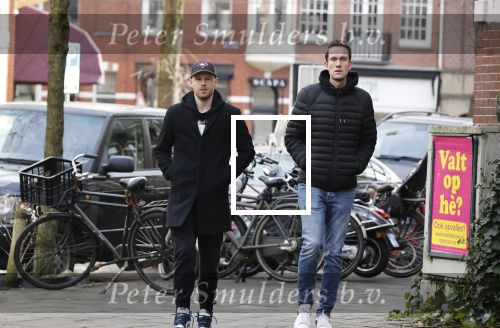 Amsterdam 26 januari 2021
Davy Klaassen met een kennis op straat in Amsterdam zuid. Davy woont in een appartement in Amsterdam zuid.