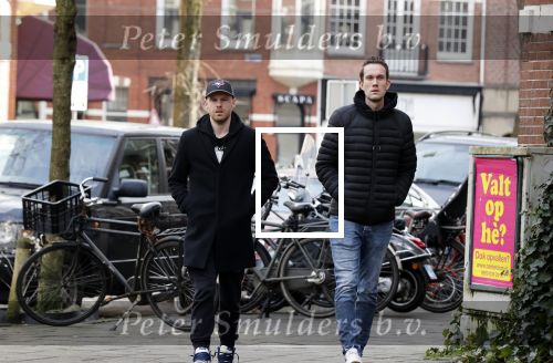 Amsterdam 26 januari 2021
Davy Klaassen met een kennis op straat in Amsterdam zuid. Davy woont in een appartement in Amsterdam zuid.