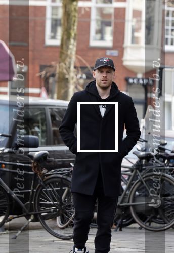 Amsterdam 26 januari 2021
Davy Klaassen met een kennis op straat in Amsterdam zuid. Davy woont in een appartement in Amsterdam zuid.