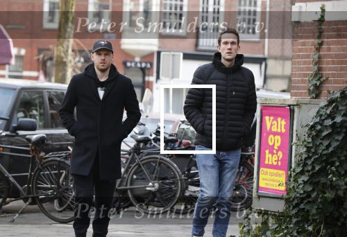 Amsterdam 26 januari 2021
Davy Klaassen met een kennis op straat in Amsterdam zuid. Davy woont in een appartement in Amsterdam zuid.