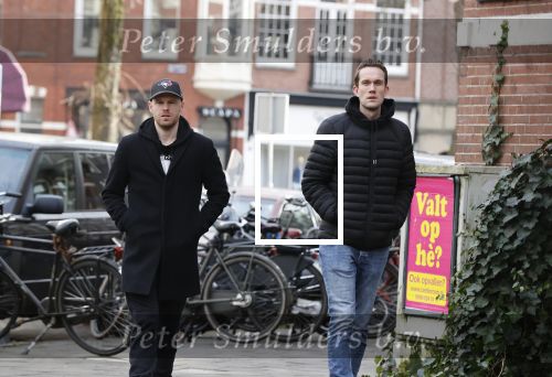 Amsterdam 26 januari 2021
Davy Klaassen met een kennis op straat in Amsterdam zuid. Davy woont in een appartement in Amsterdam zuid.