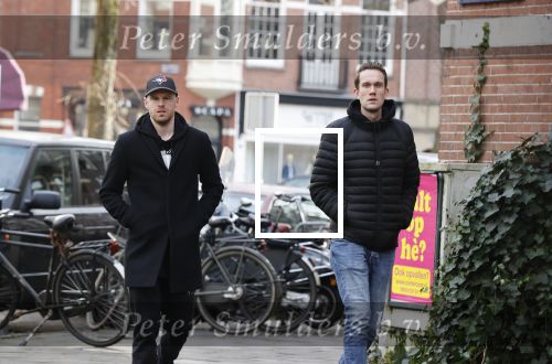 Amsterdam 26 januari 2021
Davy Klaassen met een kennis op straat in Amsterdam zuid. Davy woont in een appartement in Amsterdam zuid.