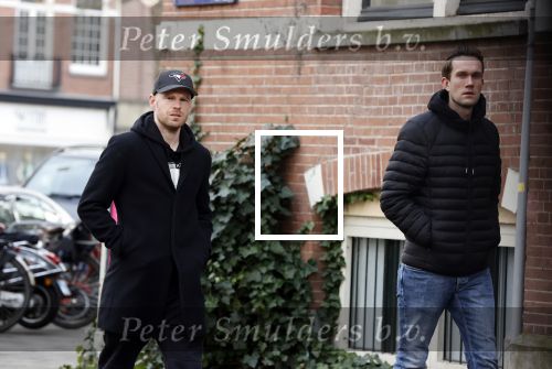Amsterdam 26 januari 2021
Davy Klaassen met een kennis op straat in Amsterdam zuid. Davy woont in een appartement in Amsterdam zuid.