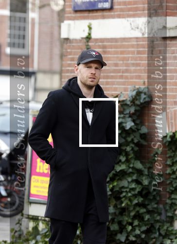 Amsterdam 26 januari 2021
Davy Klaassen met een kennis op straat in Amsterdam zuid. Davy woont in een appartement in Amsterdam zuid.