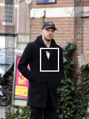 Amsterdam 26 januari 2021
Davy Klaassen met een kennis op straat in Amsterdam zuid. Davy woont in een appartement in Amsterdam zuid.