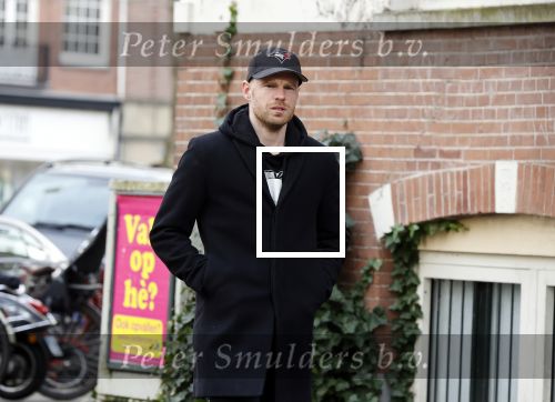 Amsterdam 26 januari 2021
Davy Klaassen met een kennis op straat in Amsterdam zuid. Davy woont in een appartement in Amsterdam zuid.