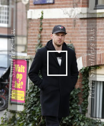Amsterdam 26 januari 2021
Davy Klaassen met een kennis op straat in Amsterdam zuid. Davy woont in een appartement in Amsterdam zuid.