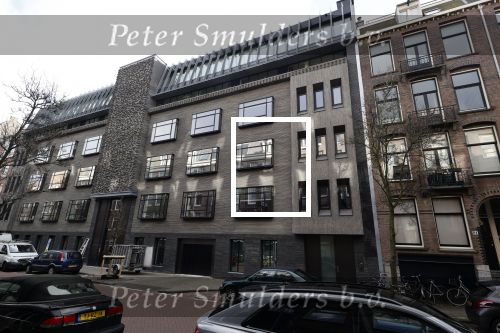Amsterdam 26 januari 2021
Davy Klaassen met een kennis op straat in Amsterdam zuid. Davy woont in een appartement in Amsterdam zuid.