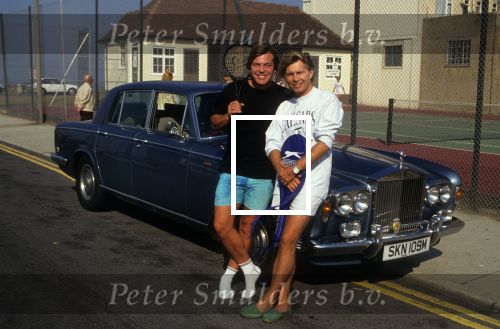 Weston, Connecticut. Engeland 18 Mei 1989]Dominic Grant en Scott Fitzgerald  op de tennisbaan 
Dominic rijdt met een Rolls Royce