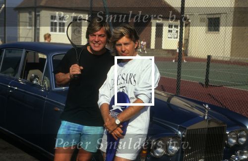 Weston, Connecticut. Engeland 18 Mei 1989]Dominic Grant en Scott Fitzgerald  op de tennisbaan 
Dominic rijdt met een Rolls Royce